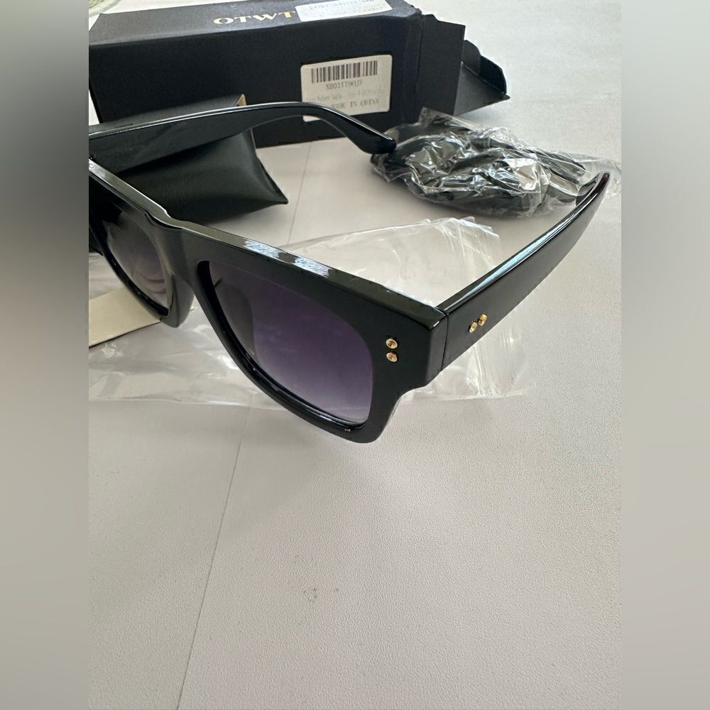 Women’s Square Sunglasses - Picture 2 of 4